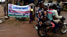 Malá obec Igbo-Ora na jihozápadě Nigérie je unikátní tím, že se v ní rodí více... Malá obec Igbo-Ora na jihozápadě Nigérie je unikátní tím, že se v ní rodí více...