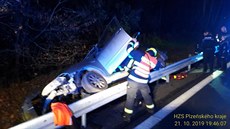 Čtyřiadvacetiletý muž, který přepadl čerpací stanici, skončil po nehodě v... Čtyřiadvacetiletý muž, který přepadl čerpací stanici, skončil po nehodě v...
