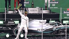 Lewis Hamilton slavil triumf v Mexiku se svou formulí na pódiu.