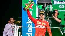 Sebastian Vettel s „hnusnou“ trofejí za triumf při Velké ceně Mexika formule 1. Sebastian Vettel s „hnusnou“ trofejí za triumf při Velké ceně Mexika formule 1.