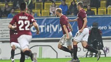 Sparanský obránce Semih Kaya slaví se spoluhrái gól v Teplicích.