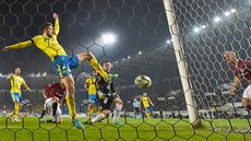 Sparťan Semih Kaya (vpravo) hypnotizuje míč, který po zásahu teplického Jana... Sparťan Semih Kaya (vpravo) hypnotizuje míč, který po zásahu teplického Jana...