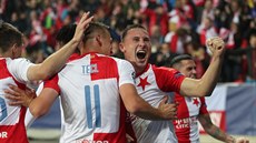 Slávisté se radují, Jan Bořil právě skóroval v Lize mistrů proti Barceloně. Slávisté se radují, Jan Bořil právě skóroval v Lize mistrů proti Barceloně.