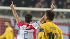 Slávista David Hovorka zvedá ruce na oslavu gólu proti Barcelon.
