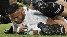 Anglický útoník ManuTuilagi pokládá ptku v semifinále MS proti Novému Zélandu.