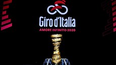Trofej Senza Fine pro vítěze příštího ročníku Gira. Trofej Senza Fine pro vítěze příštího ročníku Gira.