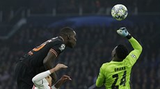 Do hlavičky se tlačí Kurt Zouma z Chelsea, brankář Ajaxu Andre Onana měl k míči... Do hlavičky se tlačí Kurt Zouma z Chelsea, brankář Ajaxu Andre Onana měl k míči...