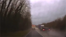 Auto před havárií předjíždí ve vysoké rychlosti za dvojitou plnou čárou. Auto před havárií předjíždí ve vysoké rychlosti za dvojitou plnou čárou.