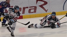 Vítkovický Ondřej Roman uniká zlínskému Jakubu Hermanovi (vlevo), na ledě je... Vítkovický Ondřej Roman uniká zlínskému Jakubu Hermanovi (vlevo), na ledě je...