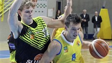 Opavský křídelník Jan Švadrlík se snaží protlačit ke koši basketbalistů Ústí... Opavský křídelník Jan Švadrlík se snaží protlačit ke koši basketbalistů Ústí...