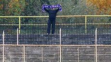 Osamělý fanoušek Líšně na sokolovském stadionu. Osamělý fanoušek Líšně na sokolovském stadionu.