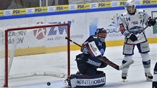 Brněnský útočník Tomáš Plekanec.před plzeňským gólmanem Dominikem Frodlem. Brněnský útočník Tomáš Plekanec.před plzeňským gólmanem Dominikem Frodlem.