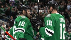 Radek Faksa (vpravo) z Dallasu slaví se spoluhráčem Jasonem Dickinsonem gól v... Radek Faksa (vpravo) z Dallasu slaví se spoluhráčem Jasonem Dickinsonem gól v...