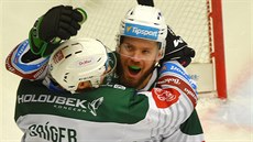 Tomáš Rachůnek (vpravo) z Karlových Varů se raduje z gólu se spoluhráčem... Tomáš Rachůnek (vpravo) z Karlových Varů se raduje z gólu se spoluhráčem...