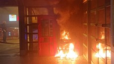 V metru Luka hořel nápojový automat. Hasiči nasadili přetlakovou ventilaci.... V metru Luka hořel nápojový automat. Hasiči nasadili přetlakovou ventilaci....