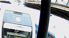 Muž vyzkratoval elektrické vedení a vyřadil tak z provozu vlak. Muž vyzkratoval elektrické vedení a vyřadil tak z provozu vlak.