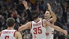 Pavel Pumprla, Zach Hankins a Petr Benda z Nymburka slaví. Pavel Pumprla, Zach Hankins a Petr Benda z Nymburka slaví.