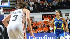 Cristina Ouviová (5) z USK Praha zakládá útok v duelu s Bourges, brání Elin...