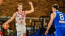 Jakub Tůma (vlevo) z Nymburka zakládá útok kolem Ondřeje Sehnala z USK Praha. Jakub Tůma (vlevo) z Nymburka zakládá útok kolem Ondřeje Sehnala z USK Praha.