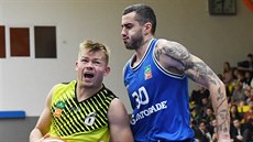 Michal Šotnar (vlevo) z Ústí se dere ke koši USK Praha kolem Marka Stevanoviče. Michal Šotnar (vlevo) z Ústí se dere ke koši USK Praha kolem Marka Stevanoviče.