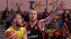 Igor Josipovič (vlevo) z Olomoucka útočí kolem Šimona Puršla ze Svitav. Igor Josipovič (vlevo) z Olomoucka útočí kolem Šimona Puršla ze Svitav.