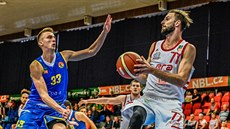 Vojtěch Hruban (vpravo) z Nymburka útočí na opavský koš kolem Jakuba Slavíka. Vojtěch Hruban (vpravo) z Nymburka útočí na opavský koš kolem Jakuba Slavíka.