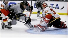 Adrian Kempe z Los Angeles před Davidem Rittichem v brance Calgary. Adrian Kempe z Los Angeles před Davidem Rittichem v brance Calgary.
