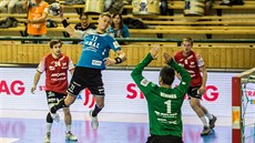 Momentka z duelu házenkářů Plzně (modrá) a Jičína Momentka z duelu házenkářů Plzně (modrá) a Jičína