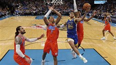 Momentka z basketbalového duelu Oklahoma City - Golden State (oranžová). Momentka z basketbalového duelu Oklahoma City - Golden State (oranžová).