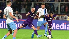 Franck Ribéry (vlevo ve fialovém) z Fiorentiny v duelu s Laziem Řím. Franck Ribéry (vlevo ve fialovém) z Fiorentiny v duelu s Laziem Řím.
