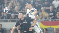 Zlatan Ibrahimovic v dresu LA Galaxy hlavikuje v souboji s obráncem LAFC...