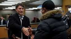Kanadská premiér Justin Trudeau ráno po volbách v montrealském metru zdravil...