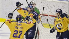 Zlínský Valentin Claireaux (uprostřed) slaví svůj gól v utkání s Mladou... Zlínský Valentin Claireaux (uprostřed) slaví svůj gól v utkání s Mladou...