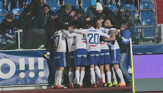 Fotbalisté Baníku Ostrava slaví vítzný gól v prodlouení osmifinálového utkání...