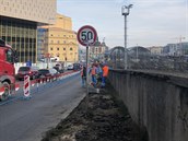Nebezpečně úzký chodníček, kde byl pohyb pěších oficiálně zakázán, se právě...