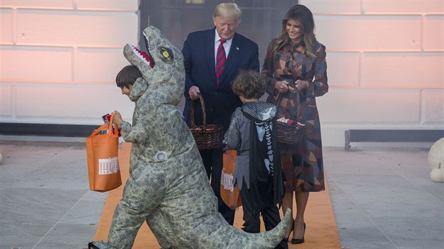 Americk prezident Donald Trump se svou manelkou Melani Trumpovou slavil ped Blm domem Halloween. Dtem v kostmech rozdval sladkosti. (28. jna 2019).