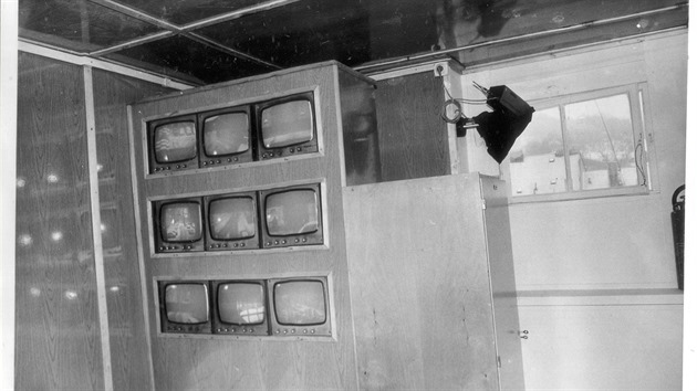 Televizn mikrocentrum StB v pdnm prostoru (v Lzesk ulici) skrvalo krom stny s monitory i jednu z televiznch kamer skryt sledujc plochu Maltzskho nmst. Na monitorech je dokonce patrn i snman obraz kamer.