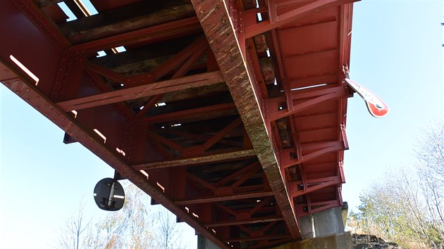eleznin most v Holetn pokozen od nkladnch aut vych ne 3,8 metru.