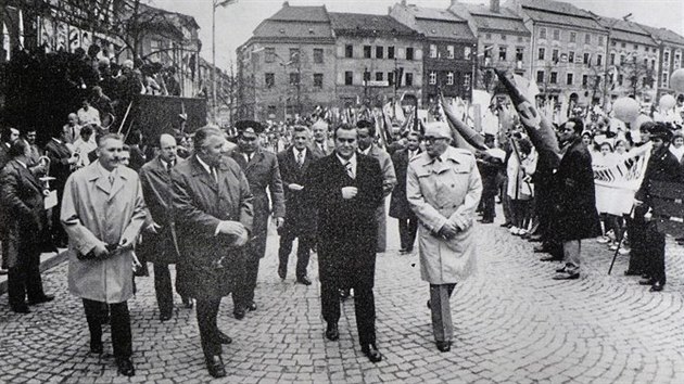 První máj 1975 na tehdejším jihlavském náměstí Míru (dnes Masarykovo). Uprostřed ministr Bohuslav Chňoupek.