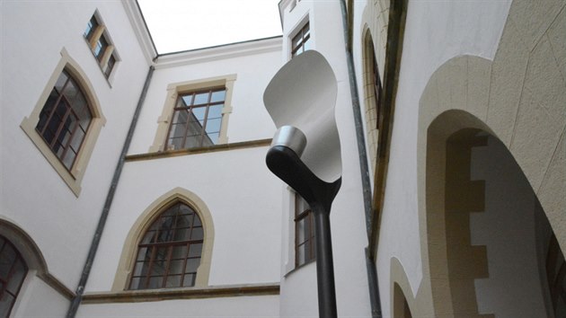 Ukzkov lampa vyuvajc nepmho osvtlen, kterou navrhl pro olomouck Horn nmst architekt Jan pka, je nyn k vidn na ndvo radnice.