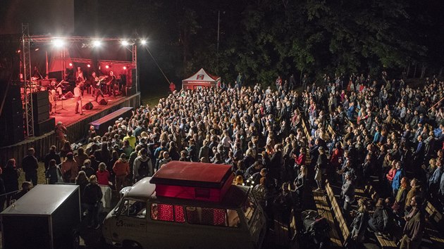 Festival Na jednom behu v hradeckm letnm kin.