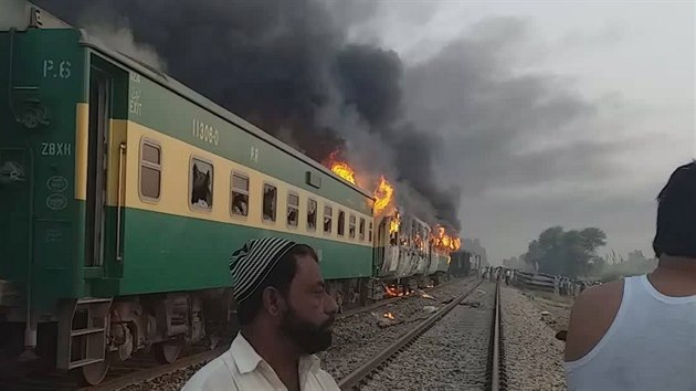 Propanbutanov bomba ve vlaku v Pkistnu zaehla por, zemelo nejmn 65 lid. (31. jna 2019)