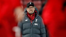 Trenér Jürgen Klopp sleduje rozcviku fotbalist Liverpoolu ped zápasem proti...