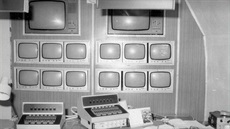 Pohled na technické zaízení televizního mikrocentra v Thunovské 9. Slouilo...