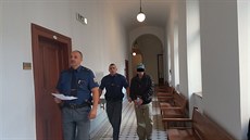Dvaapadesátiletý Vlastimil Š. je obžalovaný z vraždy své matky. Případ začal... Dvaapadesátiletý Vlastimil Š. je obžalovaný z vraždy své matky. Případ začal...