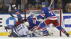 Filip Chytil (vpravo) z NY Rangers se nachomýtl ke kolizi svého gólmana...