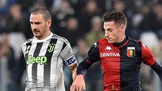 Leonardo Bonucci (vlevo) z Juventusu a Andrea Pinamonti z Janova