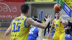Jakub Šiřina (vpravo) z Opavy přihrává na spoluhráče Václava Bujnocha v utkání... Jakub Šiřina (vpravo) z Opavy přihrává na spoluhráče Václava Bujnocha v utkání...