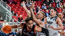 Ivan Almeida (vlevo) z Nymburka se tlačí na koš VEF Riga. Ivan Almeida (vlevo) z Nymburka se tlačí na koš VEF Riga.