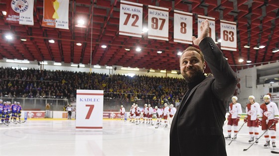 Hokejov Slavia ped zpasem s eskmi Budjovicemi slavnostn vyadila dres...